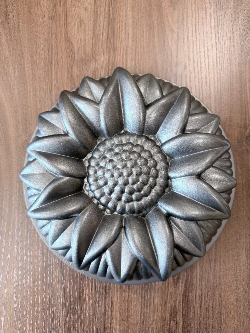 Nordic Ware SUNFLOWER Bundt Cake Pan Mold 10 Cup Aluminum USA Floral Bakeware